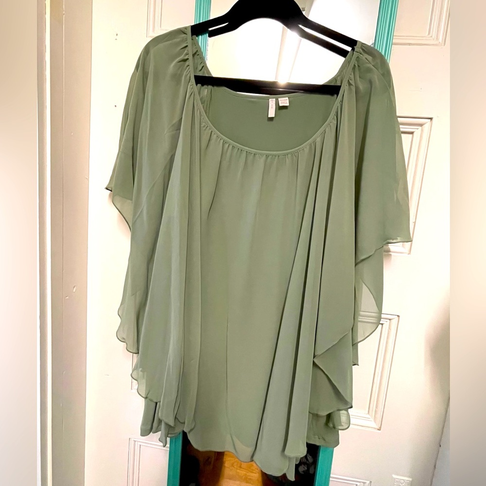 EUC Catherines Womens 22/24W Sage Green Chiffon Asymmetrical Popover Blouse